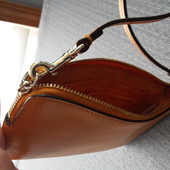 Coach Corner Zip Wristlet 6 x 4"  Excellent Condition - Picture 3 of 7